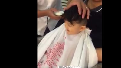رد فعل غير متوقع لطفل أثناء حلاقة شعره (فيديو)