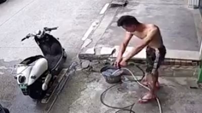 رجل ينقذ نفسه بعد صعقه بالكهرباء (فيديو)