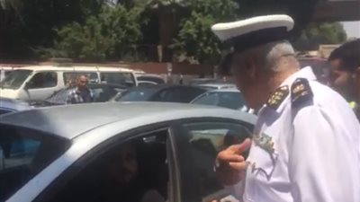 مدير «مرور القاهرة» يقود حملات توعية المواطنين.. رسالتنا حماية قائدي السيارات وليس جمع الأموال.. دعم الإدارة بـ17 ونشا و11 سيارة إغاثة وبيتش باجي.. و60 كيلو السرعة القصوى بمحاور العاصمة