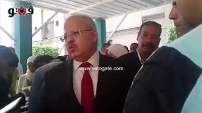 بالفيديو.. الخشت لولي أمر طالبة: «العالم كله ماشي بالتكنولوجيا»