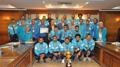 محافظ الجيزة يكرم فريق الصم لحصوله على المركز الأول في دوري المراكز