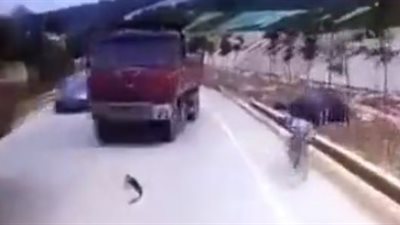 تهور سائق يتسبب في انقلاب شاحنة وقتل عامل بناء (فيديو)