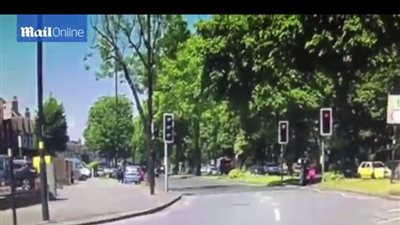 بالفيديو.. امرأة تنقذ حياة ابنتها من الدهس أسفل سيارة مسرعة