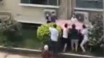 لحظة إنقاذ صبي يجلس على حافة شرفة بالطابق الثالث (فيديو)