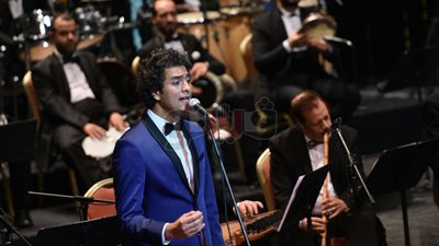 بالصور.. محمد محسن يشعل مسرح الأوبرا بأغاني «حبايب زمان»