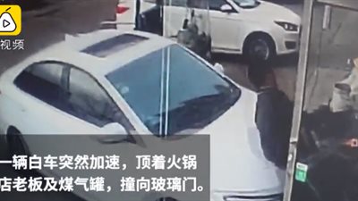 سائق يسحق بائعا بسيارته (فيديو)