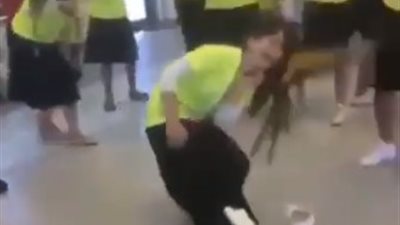 رد فعل طالبة لحظة هجوم ببغاء عليها (فيديو)