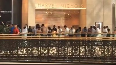 بالفيديو.. «طوابير» في مول الإمارات للحصول على «أيفون 7»