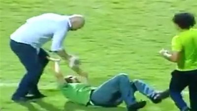 حسام حسن يغضب نشطاء التواصل الاجتماعي.. خالد: جه يكحلها عماها بيقول أنا لما ضربته ما كنتش أعرف أنه شرطة.. طارق: ضربه لأنه اعتقد أنه مواطن عادي.. هاميس: عذر أقبح من ذنب..عصام: حسام كده راح ورا الشمس