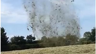 إعصار 60 مترا يظهر بجانب أطفال تلهو (فيديو وصور)