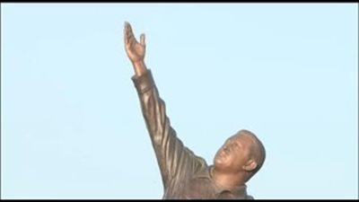 بالفيديو.. تمثال لرئيس فنزويلا الراحل بجزيرة مارجريتا