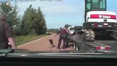 بالفيديو والصور.. متهم يقاضي شرطيا بعد تعرضه للعض من كلب بوليسي