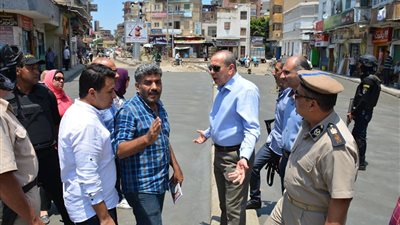 محافظ دمياط يتابع رصف سوق الحسبة ويحظر رش المياه في الشوارع