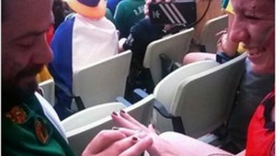 مشجع مكسيكي يستغل المونديال ويطلب الزواج من صديقته