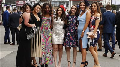بالصور.. البريطانيات في يوم السيدات «كعب عال وخمور وملابس عارية»