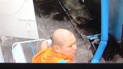 لقطات صادمة لراهب بوذي يسرق ملابس داخلية نسائية(فيديو)