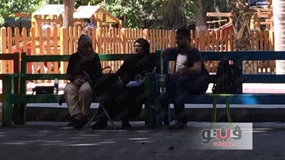 بالصور.. زوار حديقة الأسماك يفترشون الأرض لتناول الطعام