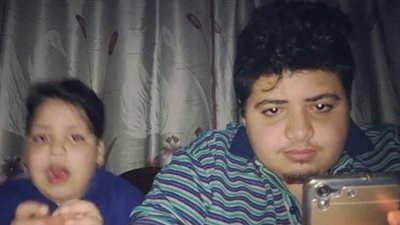 بالفيديو.. رد فعل شاب عند رؤية مدخرات شقيقه الأصغر