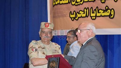 محافظ بورسعيد يقرر صرف عوائد شهرية لأسر الشهداء والمصابين