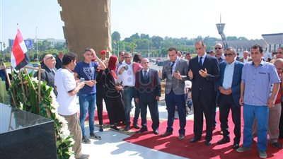 مواطنون بالنصب التذكاري: «يا سادات نام وارتاح جبنالك عبد الفتاح» (فيديو)