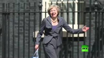 بالفيديو.. رئيسة وزراء بريطانيا مرتبكة في أول ظهور لها