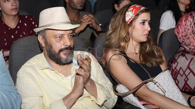 عمرو عبد الجليل وعائشة بن أحمد يشاهدان مسرحية حدث في بلاد السعادة