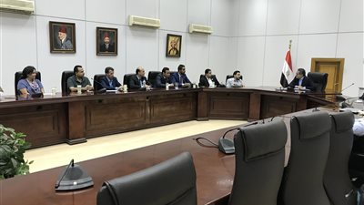 خالد العناني يلتقي الشباب الأثريين المشاركين في البرنامج الرئاسي