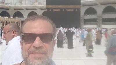 شريف منير يؤدي مناسك العمرة