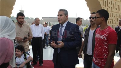 طاهر أبو زيد يقرأ الفاتحة علي قبر الجندي المجهول (فيديو وصور)