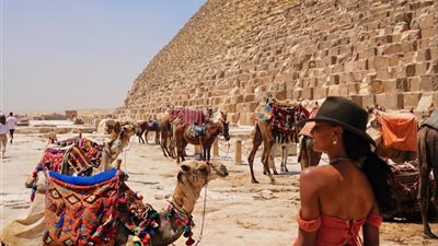 عارضة فيكتوريا سيكريت الأمريكية في عطلة بمصر (صور)