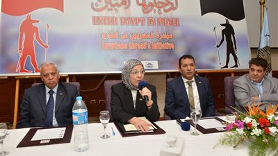 بالصور.. وزيرة القوى العاملة تدشن حملة لدعم الجيش بالأقصر