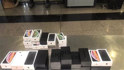 ضبط ١١٠ هواتف تجسس بحوزة راكب في مطار القاهرة