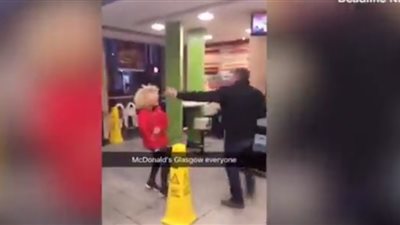بالفيديو والصور.. امرأة تضرب رجلا في طابور انتظار ماكدونالدز