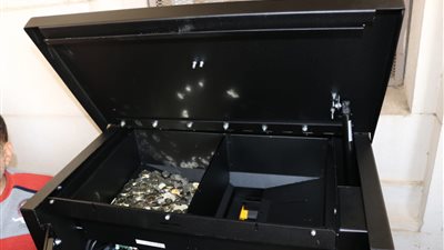 المالية: تشغيل تجريبي لماكينة جديدة لتغيير العملات الورقية إلى معدنية (صور)