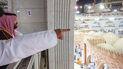 محمد بن سلمان يصعد إلى سقف الكعبة ويصلى ركعتين بالحرم (فيديو وصور)