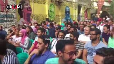 فرحة المواطنين بهدف مصر الأول في السعودية في وسط القاهرة