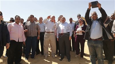 وصول وزيري التنمية المحلية والبيئة إلى موقع حريق الراشدة