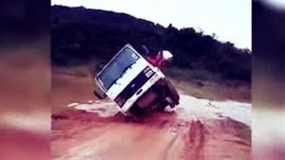 بالفيديو والصور.. سرعة بديهة سائق تنقذه من شاحنة قبل انقلابها