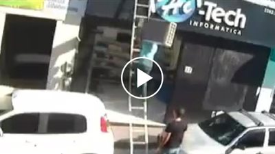 لحظة سقوط عامل يحمل تكييفا من أعلى سلم (فيديو)