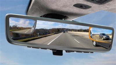 أستون مارتن تستعرض مرآة الرؤية الخلفية الرقمية من ثلاثة كاميرات