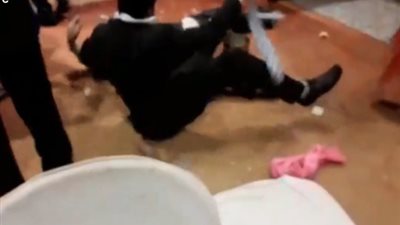 معازيم حفل زفاف يعتدون على العاملين بسبب الطعام (فيديو)