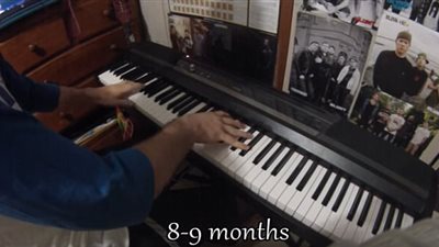 بالفيديو والصور.. تطور قدرات شاب على العزف في 500 ساعة