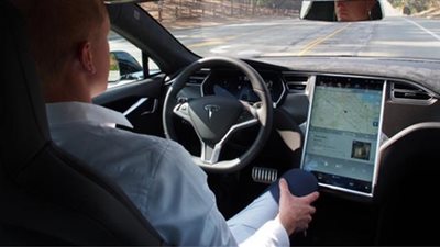 «موبايلي» تحذر «تسلا» من رفع الأيدي عن عجلات القيادة
