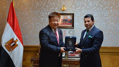 وزير الرياضة يبحث التعاون مع المستشار الثقافي الصيني بالقاهرة