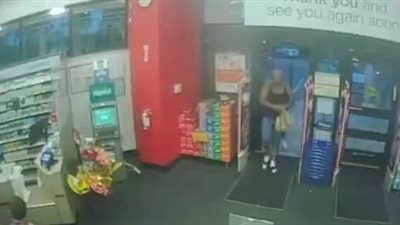 عصابة نسائية تسرق مكياجا بقيمة 5000 دولار (فيديو)