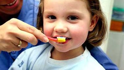 اهتمي بنظافة أسنان طفلك منذ يوم ولادته