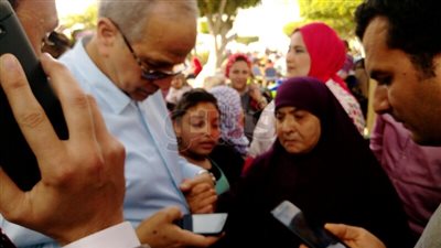 مسنة تستنجد بمحافظ القليوبية لدخول دار المسنين (صور)