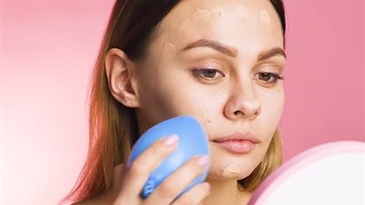 البالونات بديلا لإسفنجة المكياج (صور)