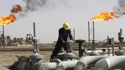 النفط مستقر قرب أعلى مستوى في 30 شهرا