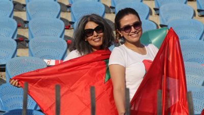 جميلات المغرب يشعلن مدرجات السلام لدعم أسود الأطلسى (صور)